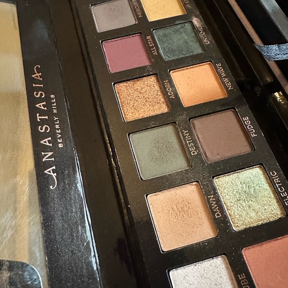 Anastasia, Beverly Hills, modern renaissance and subculture eyeshadow palettes - Picture 3 of 4